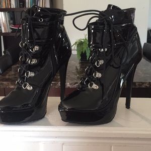 Shoe dazzle black shiny patten leather boots💜